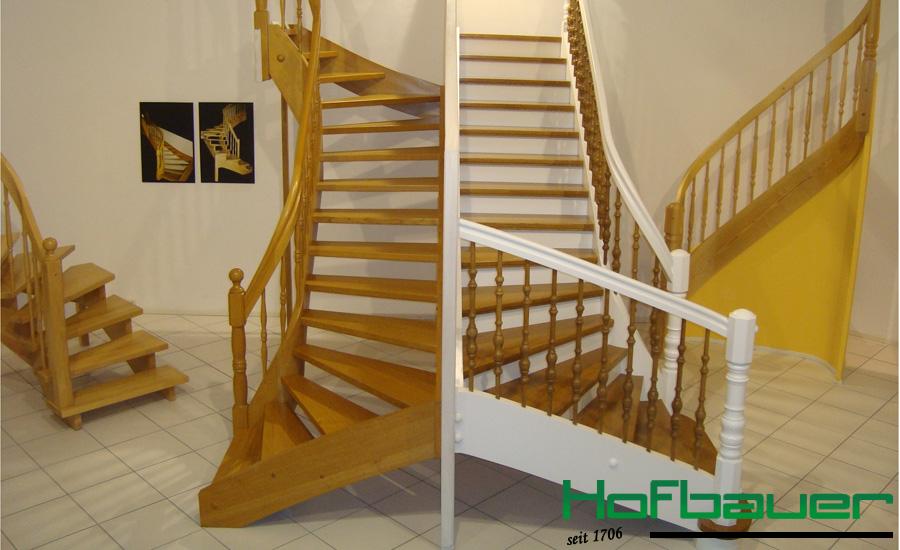 Zwei handlauftragende Treppen im Vergleich aus hellem und weißem Holz mit passendem Treppengeländer