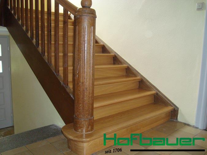 Treppengeländer aus der seitlichen Perspektive: Die Treppe ist aus hellem Massivholz und wird von einem passenden Treppengeländer ergänzt