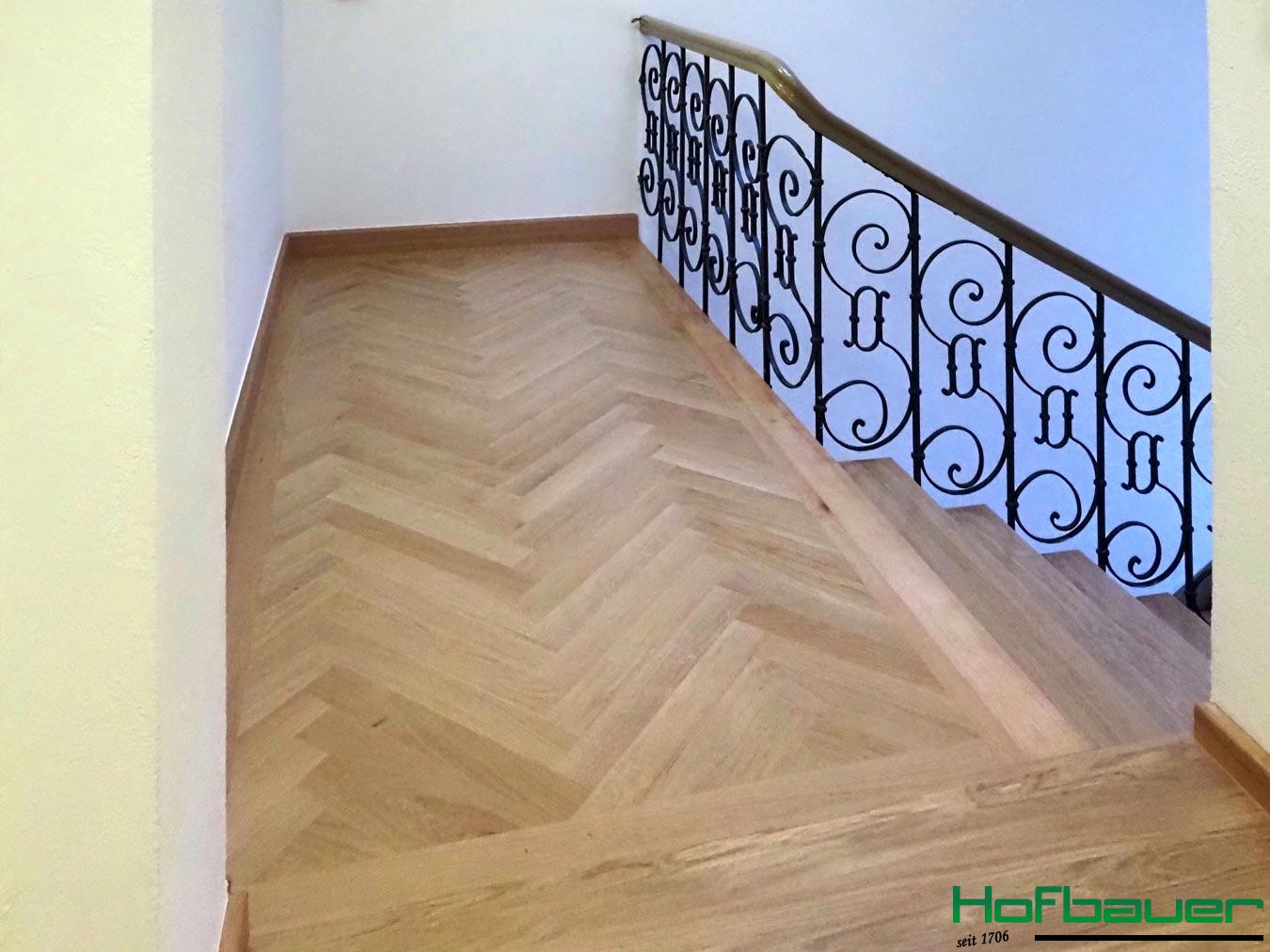Neuer Treppenabsatz aus hellem Holz in Fischgrätenoptik