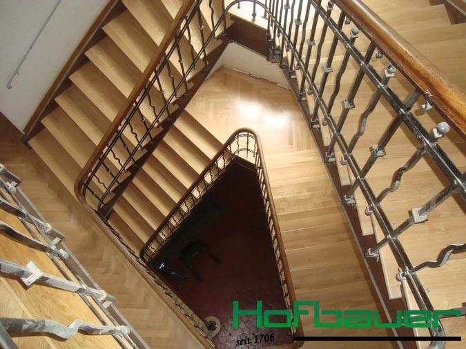 Neues Treppenhaus aus der Vogelperspektive: Das Projekt zeigt einen Hausflur in Kombination mit hellem Massivholz und einem dazu passenden Treppengeländer mit schwarzen Metallstäben