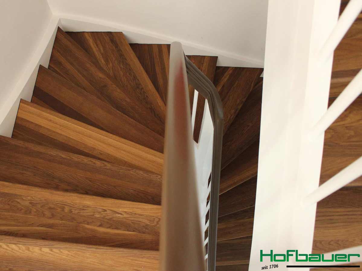 Ecktreppen im modernen Design: Trittflächen aus der Vogelperspektive, gefertigt aus dunklem Massivholz