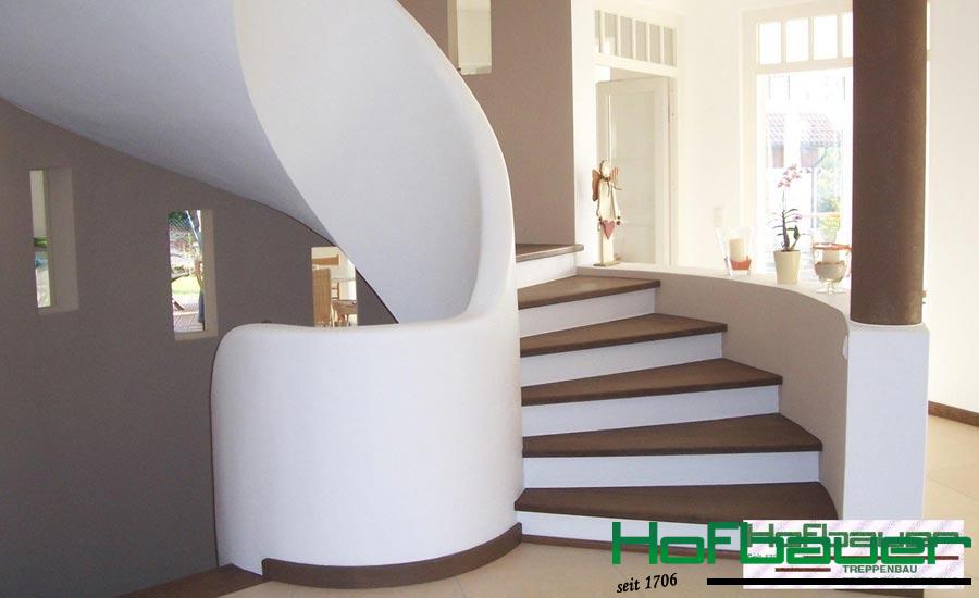 Moderne Wendeltreppen in weiß mit Trittflächen aus dunklem Holz