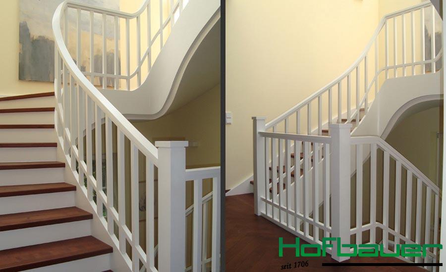 Weiße Wendeltreppe aus Holz mit hellbraunen Trittflächen und weißem Treppengeländer