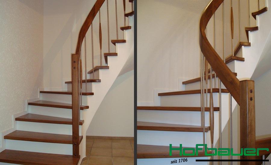 Weiße Wendeltreppe aus Holz mit dunkelbraunen Trittflächen und braunem Treppengeländer