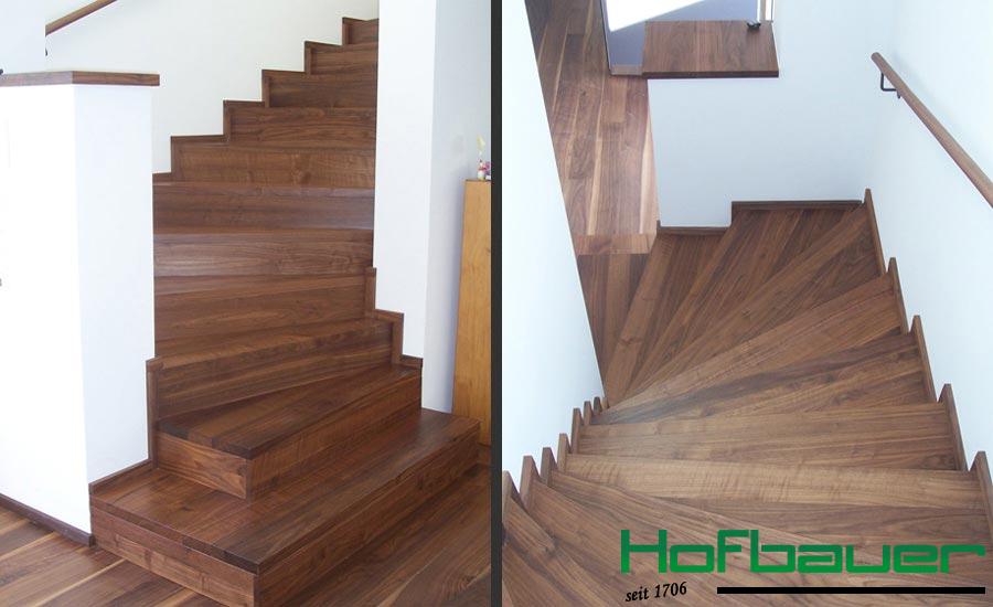 Moderne Wendeltreppe in dunklem Holz