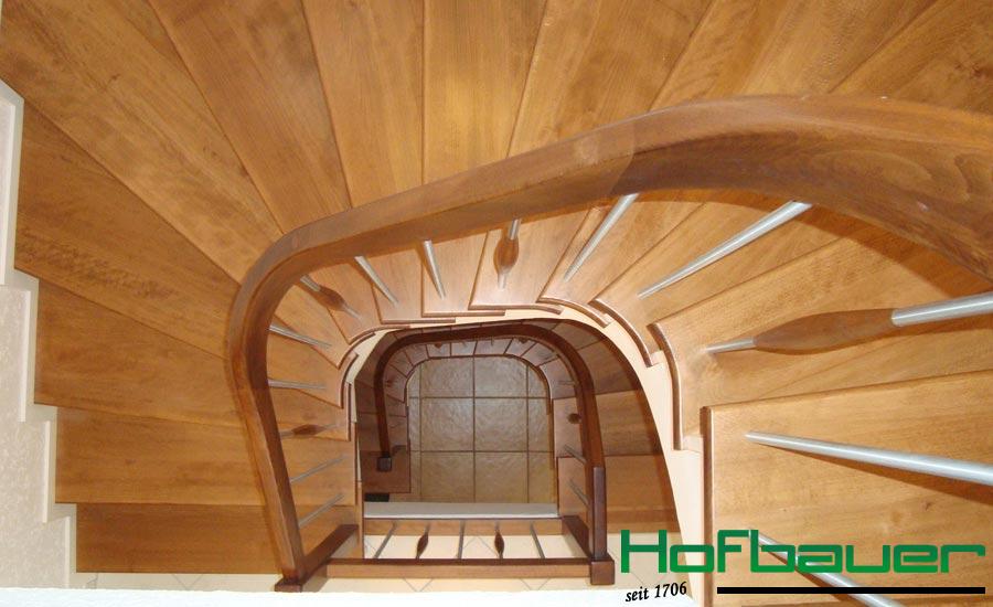 Wendeltreppe aus hellem Holz aus der Vogelperspektive
