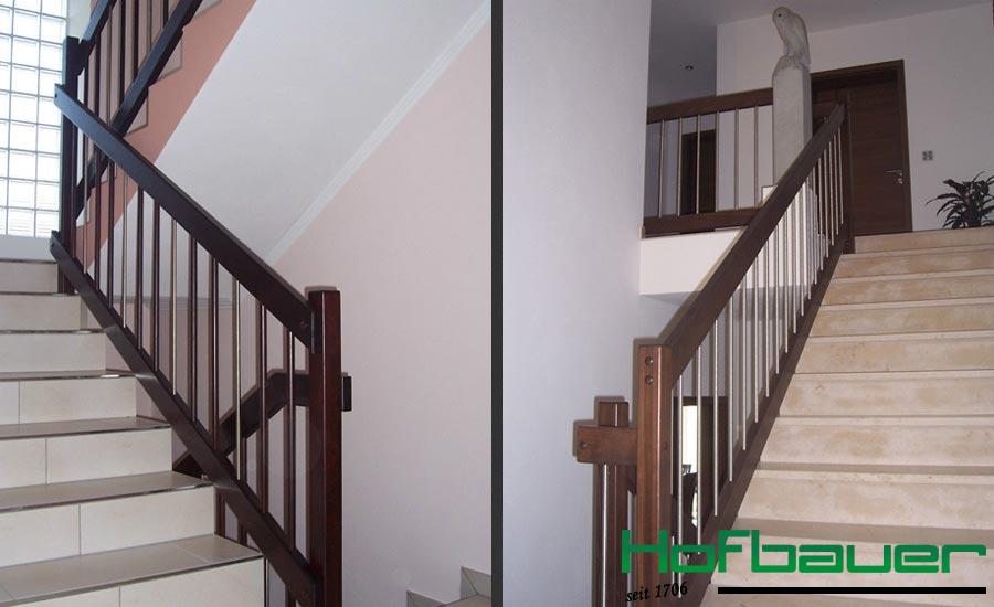 Helle Betontreppen mit einem Treppengeländer in dunklem Holz