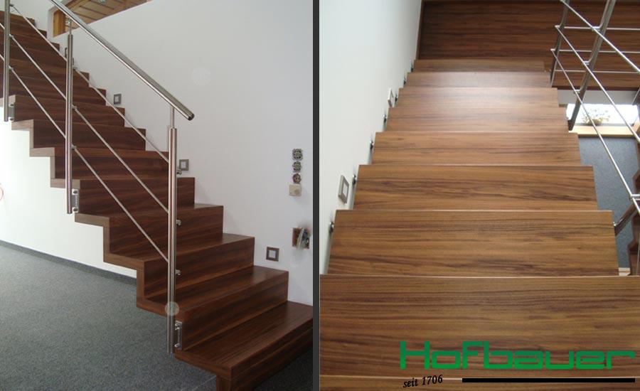 Moderne Faltwerktreppen aus dunklem Holz mit einem Treppengelände aus Metall
