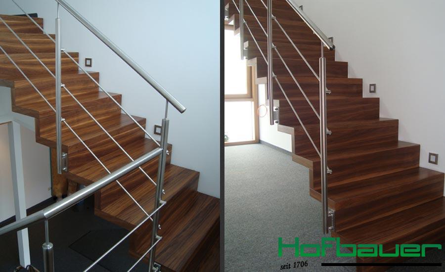 Moderne Faltwerktreppen aus dunklem Holz mit einem Treppengelände aus Metall