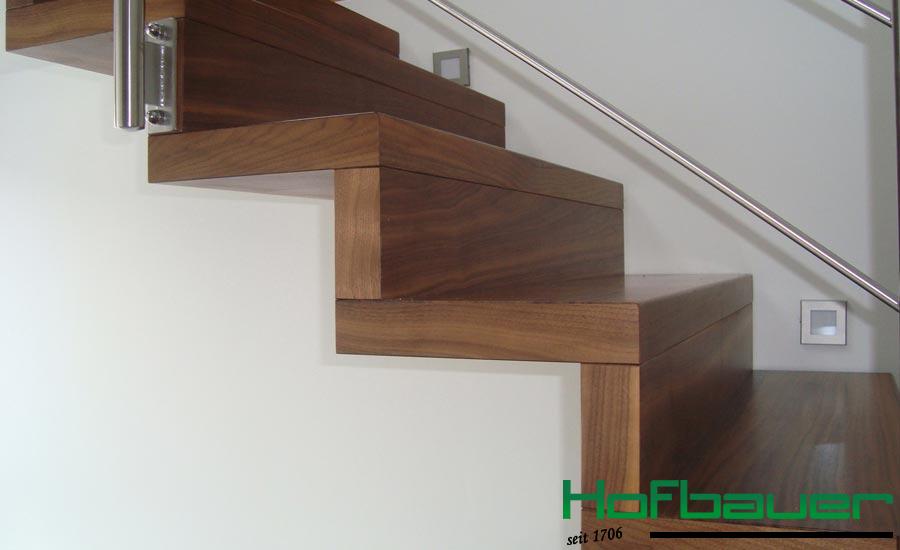 Moderne Faltwerktreppen aus dunklem Holz in der Nahaufnahme