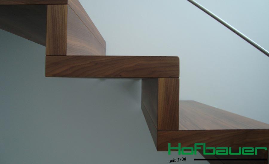 Faltwerktreppe aus dunklem Holz von der Seite