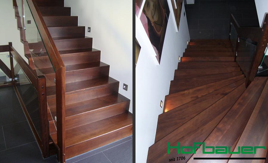Faltwerktreppen aus dunklem Holz mit einem Treppengelände aus dem selben Holz