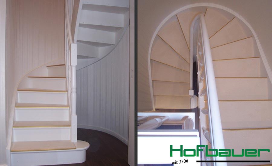 Schmale Wendeltreppe in hellem Massivholz mit weißen Details inkl. passendem Geländer