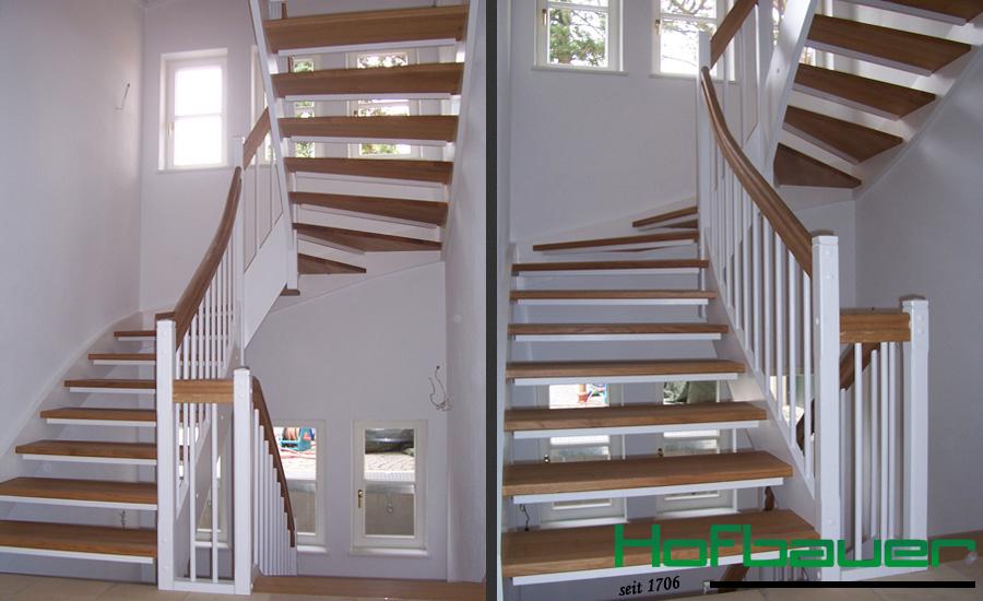 Wendeltreppe in hellem Holz mit weißen Farbakzenten