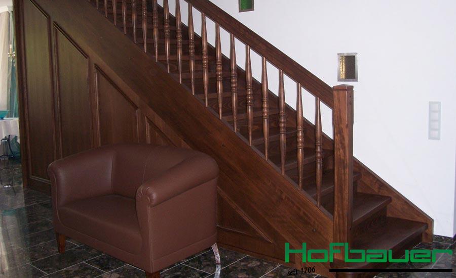 Massivholztreppe in dunkelm Holz mit dazu passendem Treppengeländer.
