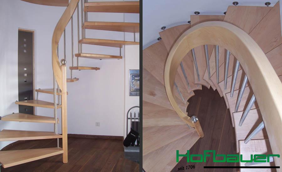 Handlauftragende Spindeltreppe im hellen Massivholz mit passendem Treppengeländer