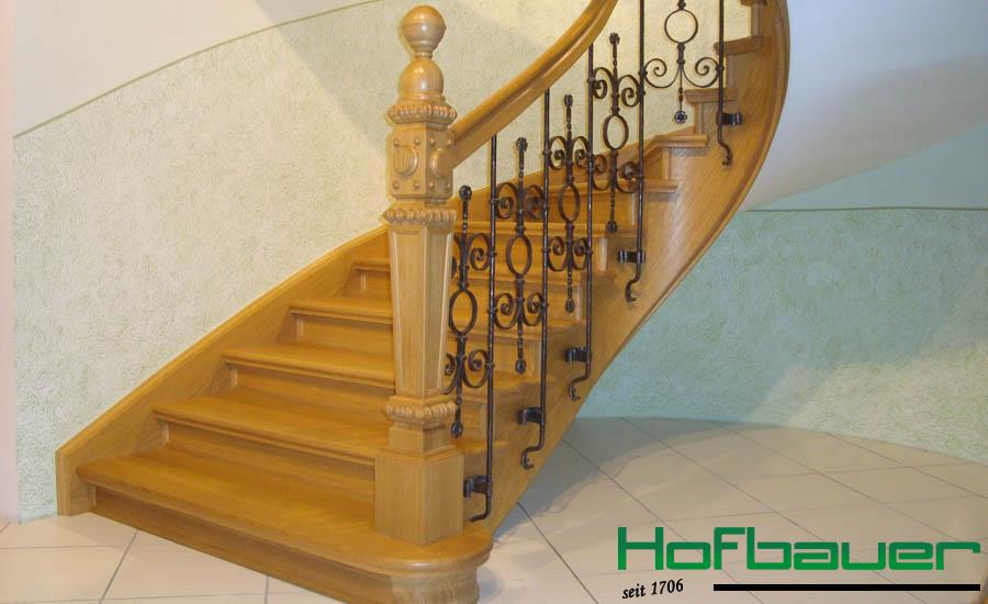 Massivholztreppen im Jugendstil: Die Treppe präsentiert sich in einem hellem Holz ohne rotem Teppich sowie einem detailtreichen Treppengeländer im klassischen Jugendstil