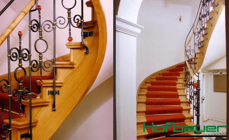 Massivholztreppen im Jugendstil: Die Treppe präsentiert sich in einem hellem Holz mit rotem Teppich sowie einem Treppengeländer im klassischen Jugendstil