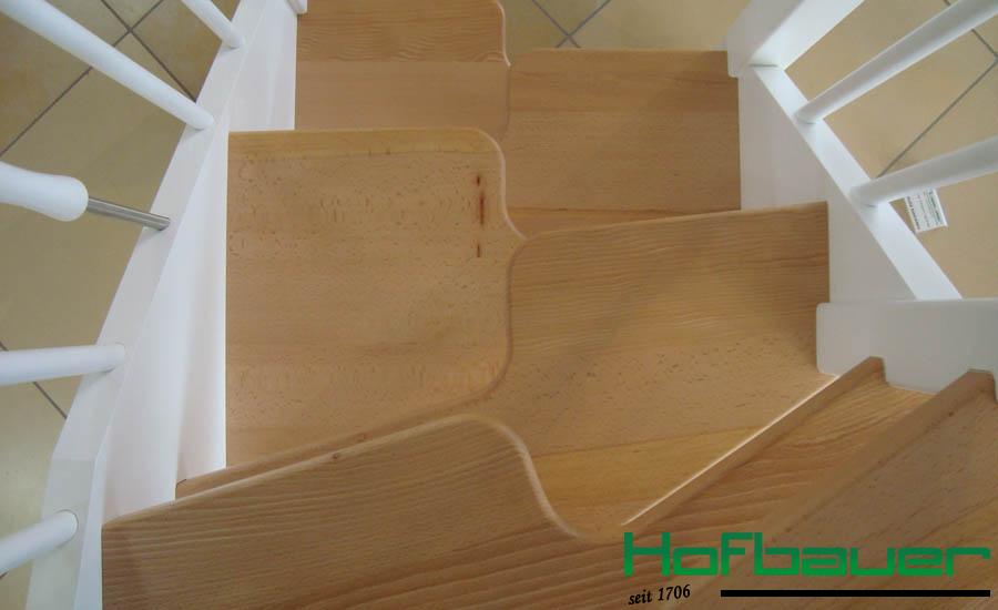 Raumspartreppe aus der Vogelperspektive aus hellem Holz mit weißem Treppengeländer aus Holz