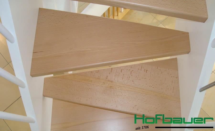 Raumspartreppe mit Trittflächen aus hellem Holz mit weißem Treppengeländer