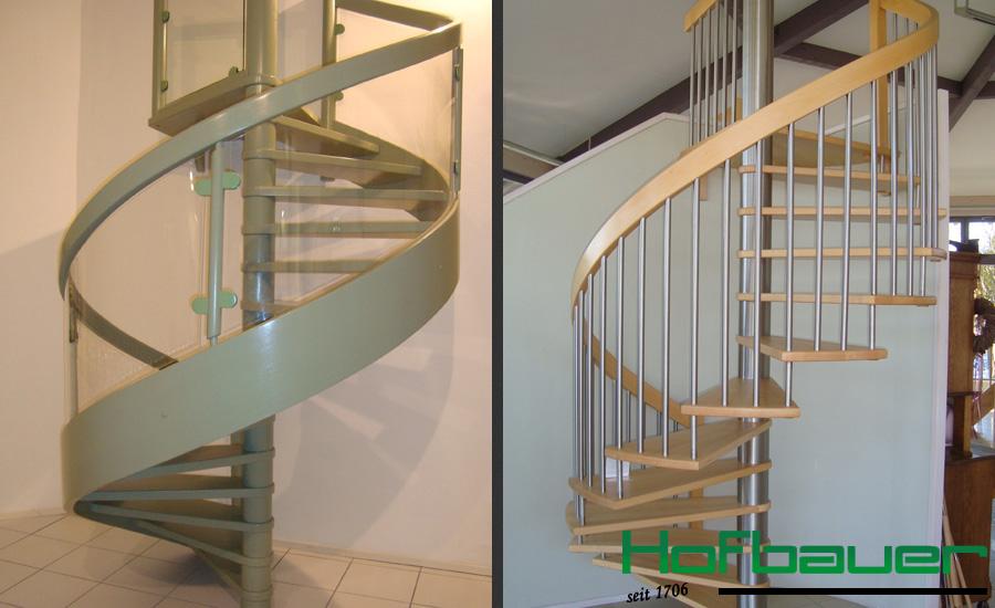 Moderne Spindeltreppe in mintgrün mit eine Treppengeländer aus Glaselementen