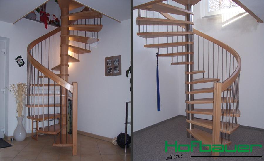 Spindeltreppe aus hellem Holz inklusive passendem Treppengeländer