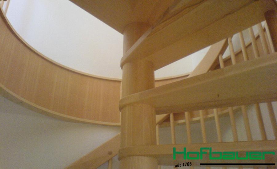 Nahaufnahme der Spindeltreppe aus hellem Holz