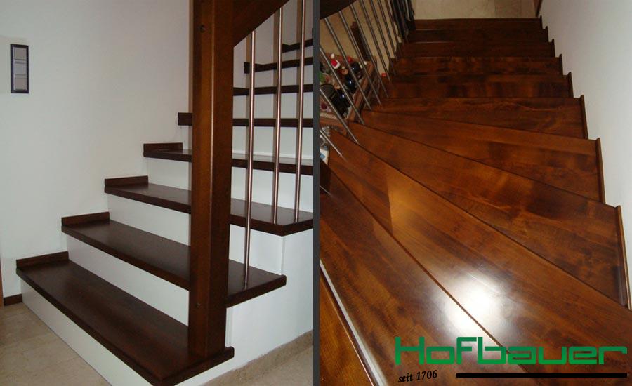Betontreppen mit Trittstufen aus dunkelm Holz und weißen Details inklusive Treppengeländer